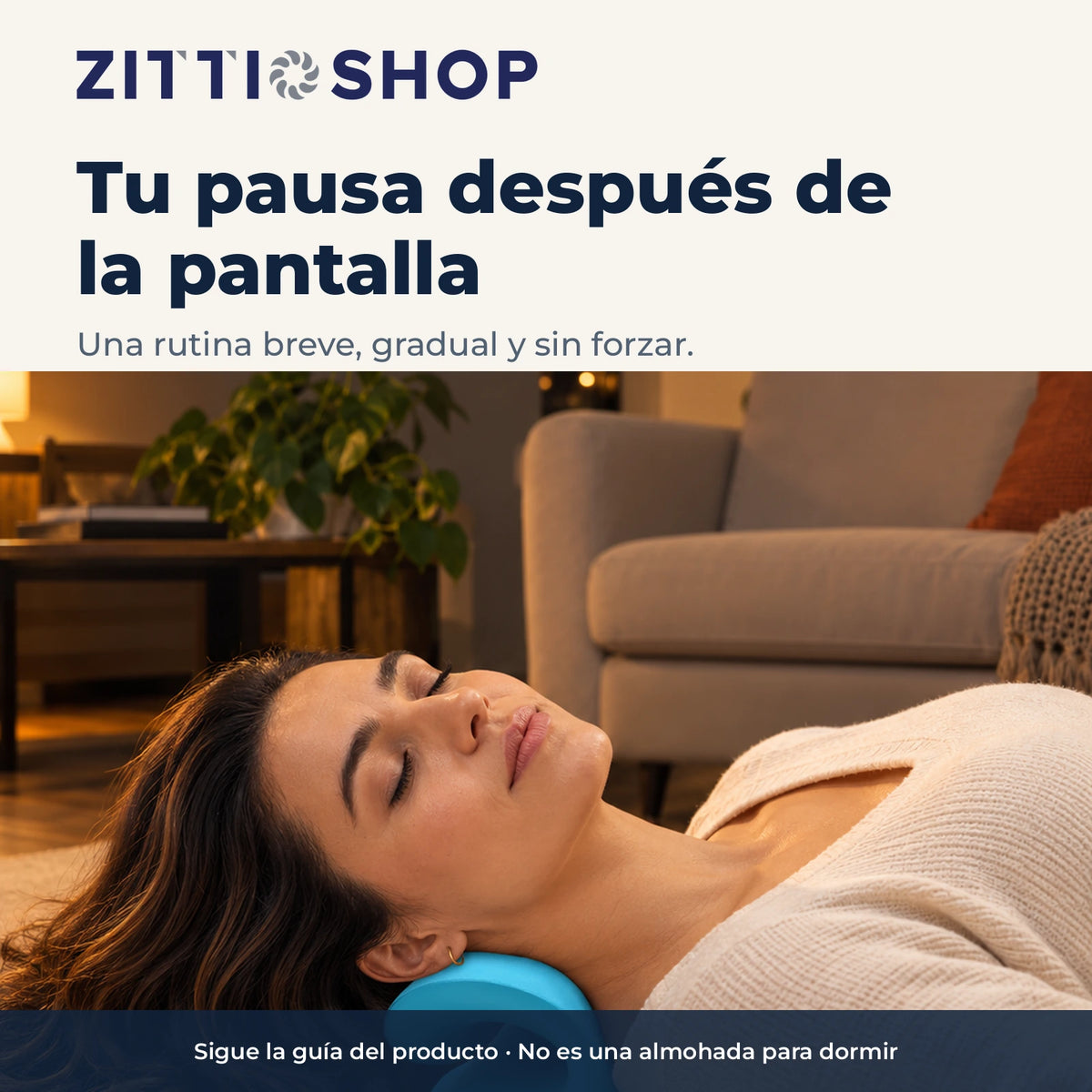 Mujer usando la almohada cervical Tipo C después de una jornada frente a pantallas
