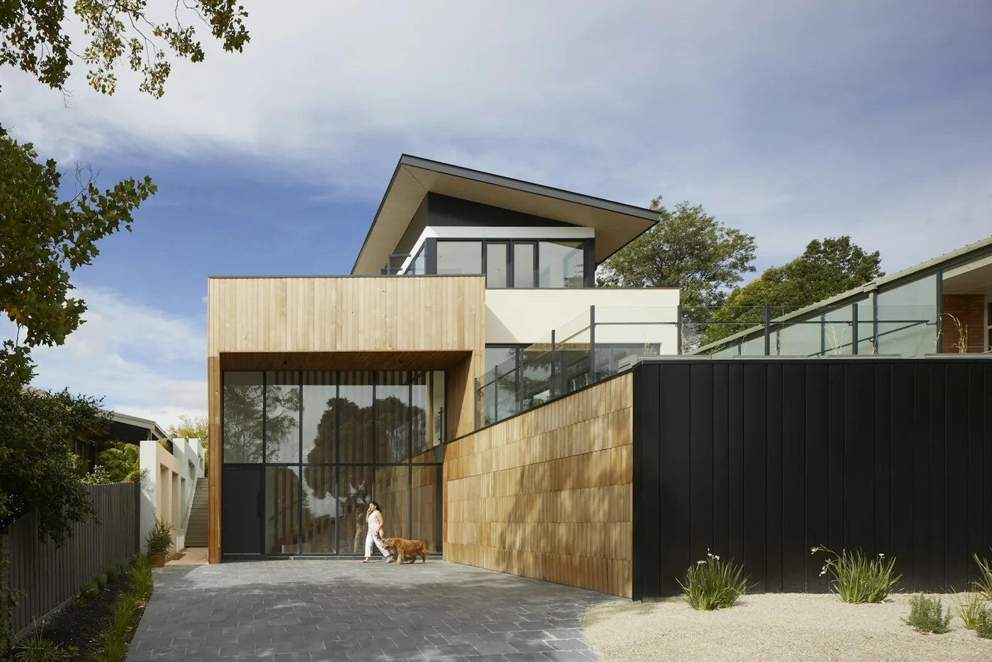 Casa contemporánea que representa tecnología y seguridad para el hogar